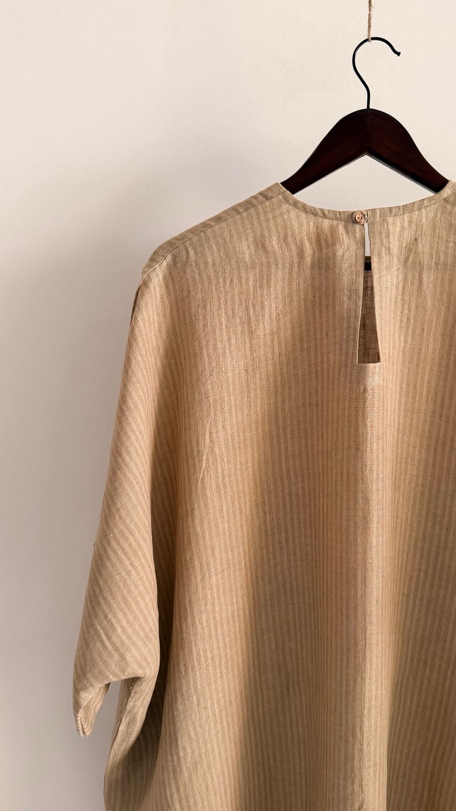 Sycamore dress in Kora Sand – back view with keyhole opening and button closure.