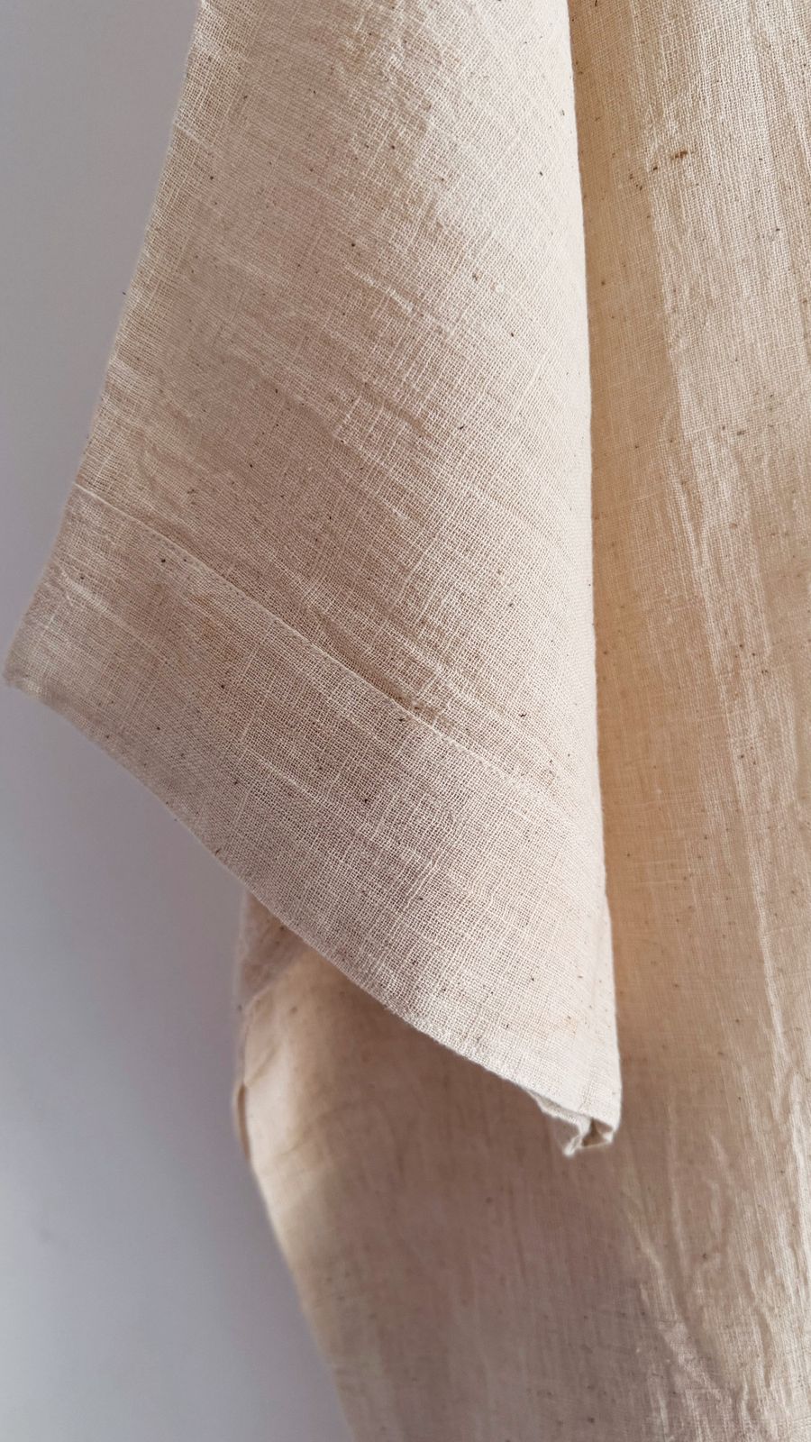 Cedar dress in Greige – sleeve detail in handwoven cotton fabric.