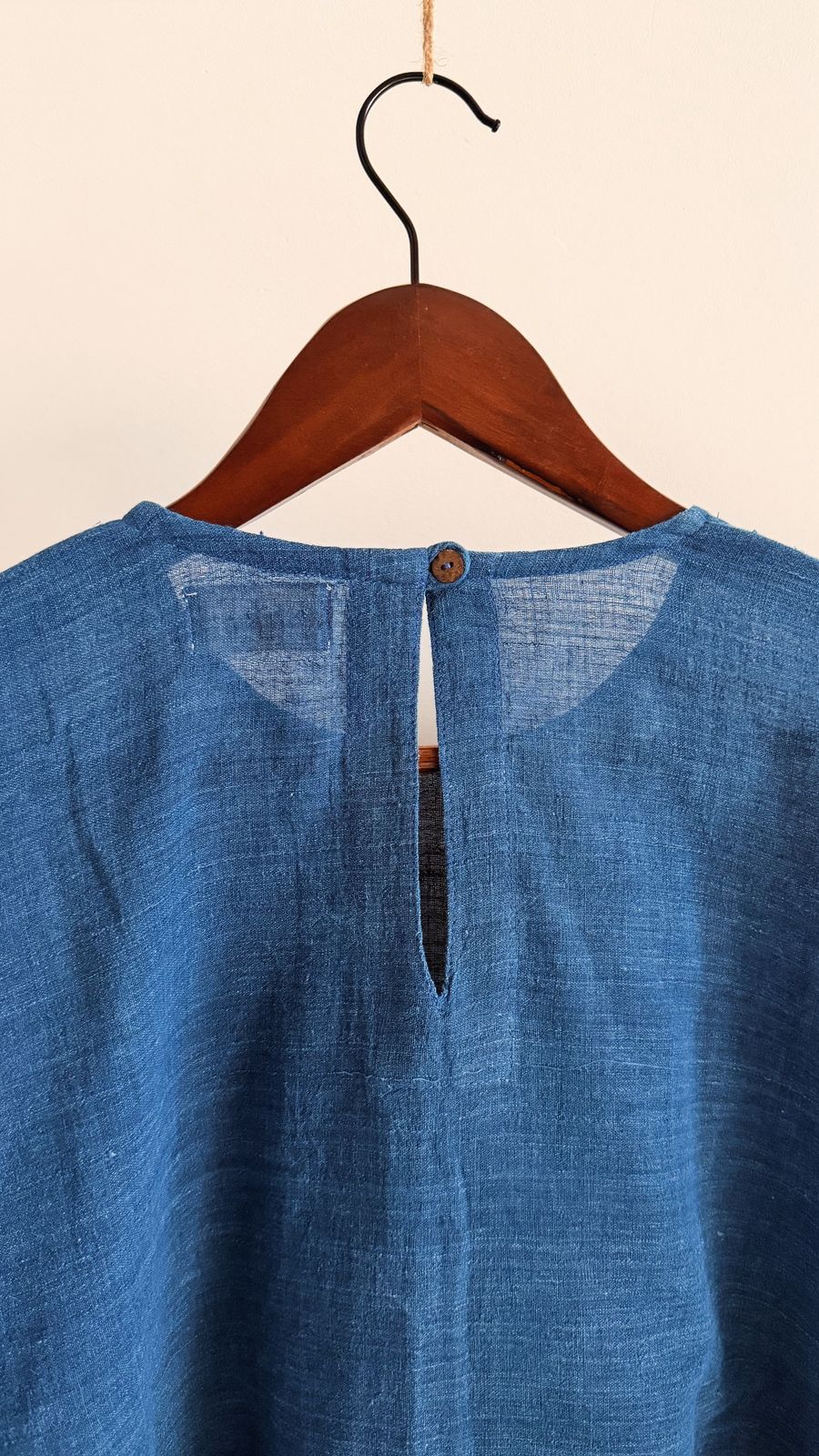 Cedar dress in handwoven khadi – back keyhole neckline with button closure.